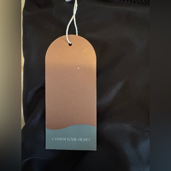 Elegant Black and White Women's One-Piece Swimsuit - Picture 8 of 12